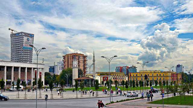 Barra e taksave te larta ne Tirane, biznesi punon afersisht 4 muaj per shtetin